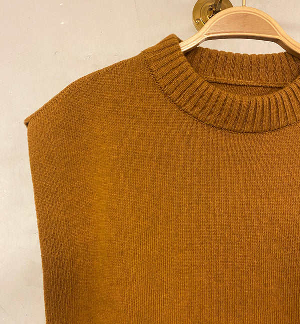 Allison är en slip over från Sibin Linnebjerg. Öppen i sidorna. One size.

Färg: Bärnstensgul

Material: 80% ull, 20% återvunnen polyamid.