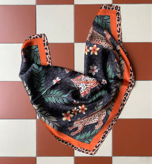 Fyrkantig sidenscarf från SneakyFox. Scarfen är gjord av 100% mjukt siden och mäter 68x68cm. Designad för att användas på många olika sätt - lindad en eller två gånger runt halsen, bärs runt midjan, runt huvudet, eller som en håraccessoar.

Färg: Leoparder och blommor på svart botten

Mått: 68x68 cm
Material: 100% Silke
Tvätt: Endast handtvätt.