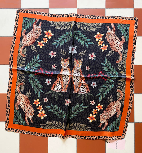 Fyrkantig sidenscarf från SneakyFox. Scarfen är gjord av 100% mjukt siden och mäter 68x68cm. Designad för att användas på många olika sätt - lindad en eller två gånger runt halsen, bärs runt midjan, runt huvudet, eller som en håraccessoar.

Färg: Leoparder och blommor på svart botten

Mått: 68x68 cm
Material: 100% Silke
Tvätt: Endast handtvätt.