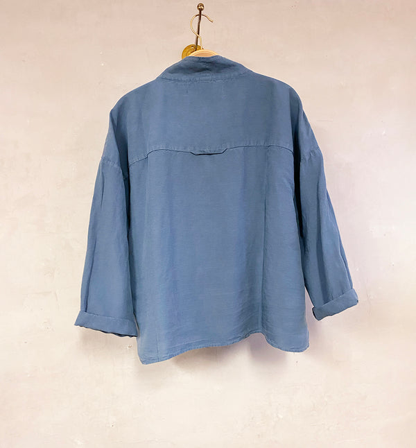Skjorta Alva från danska Muse Wear är en avslappnad v-ringad skjorta med veck fram och ok bak. Sydd i en lyxig Tencel- och linneblandning. Designad i danska Thy.&nbsp;

Färg: Denimblå

Material: 70% Tencel,&nbsp;30% linne.&nbsp;Detta tyg är tillverkat i Portugal.

Skötselråd: 30 grader fintvätt

Tillverkad i: Portugal&nbsp;
