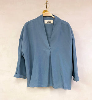 Skjorta Alva från danska Muse Wear är en avslappnad v-ringad skjorta med veck fram och ok bak. Sydd i en lyxig Tencel- och linneblandning. Designad i danska Thy.&nbsp;

Färg: Denimblå

Material: 70% Tencel,&nbsp;30% linne.&nbsp;Detta tyg är tillverkat i Portugal.

Skötselråd: 30 grader fintvätt

Tillverkad i: Portugal&nbsp;