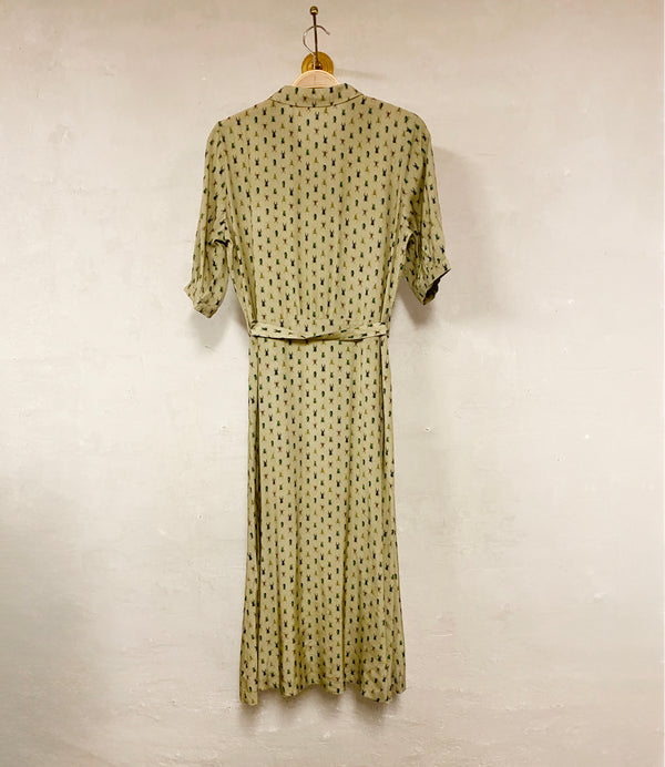 Klänning Arlom från Bric-a-brac! Krage, armbågslånga ärmar med smal manschett. Knappöppning till midjan. A-formad kjol med sneda sidofickor. Band i midjan. Pärlemorknappar.&nbsp;

Färg: Ljusgrön med skalbaggar i grönt, svart och rostrött

Material: 50% FSC EcoVero, 50% Rayon FSC EcoVero.

Skötselråd: 30 grader fintvätt. Strykes efter tvätt. 2% i längd.

Tillverkad i:&nbsp;Litauen