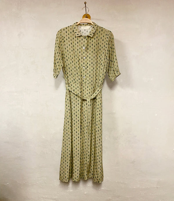 Klänning Arlom från Bric-a-brac! Krage, armbågslånga ärmar med smal manschett. Knappöppning till midjan. A-formad kjol med sneda sidofickor. Band i midjan. Pärlemorknappar.&nbsp;

Färg: Ljusgrön med skalbaggar i grönt, svart och rostrött

Material: 50% FSC EcoVero, 50% Rayon FSC EcoVero.

Skötselråd: 30 grader fintvätt. Strykes efter tvätt. 2% i längd.

Tillverkad i:&nbsp;Litauen