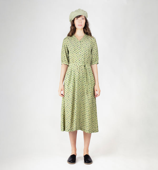 Klänning Arlom från Bric-a-brac! Krage, armbågslånga ärmar med smal manschett. Knappöppning till midjan. A-formad kjol med sneda sidofickor. Band i midjan. Pärlemorknappar.&nbsp;

Färg: Ljusgrön med skalbaggar i grönt, svart och rostrött

Material: 50% FSC EcoVero, 50% Rayon FSC EcoVero.

Skötselråd: 30 grader fintvätt. Strykes efter tvätt. 2% i längd.

Tillverkad i:&nbsp;Litauen