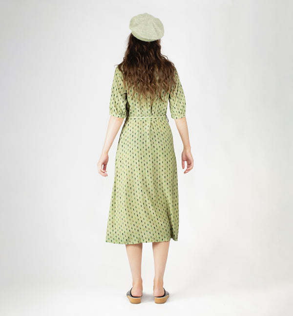 Klänning Arlom från Bric-a-brac! Krage, armbågslånga ärmar med smal manschett. Knappöppning till midjan. A-formad kjol med sneda sidofickor. Band i midjan. Pärlemorknappar.&nbsp;

Färg: Ljusgrön med skalbaggar i grönt, svart och rostrött

Material: 50% FSC EcoVero, 50% Rayon FSC EcoVero.

Skötselråd: 30 grader fintvätt. Strykes efter tvätt. 2% i längd.

Tillverkad i:&nbsp;Litauen