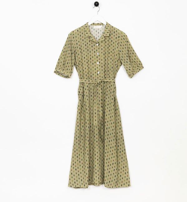 Klänning Arlom från Bric-a-brac! Krage, armbågslånga ärmar med smal manschett. Knappöppning till midjan. A-formad kjol med sneda sidofickor. Band i midjan. Pärlemorknappar.&nbsp;

Färg: Ljusgrön med skalbaggar i grönt, svart och rostrött

Material: 50% FSC EcoVero, 50% Rayon FSC EcoVero.

Skötselråd: 30 grader fintvätt. Strykes efter tvätt. 2% i längd.

Tillverkad i:&nbsp;Litauen