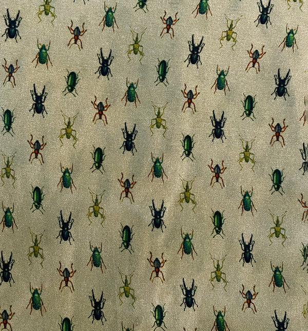 Klänning Arlom från Bric-a-brac! Krage, armbågslånga ärmar med smal manschett. Knappöppning till midjan. A-formad kjol med sneda sidofickor. Band i midjan. Pärlemorknappar.&nbsp;

Färg: Ljusgrön med skalbaggar i grönt, svart och rostrött

Material: 50% FSC EcoVero, 50% Rayon FSC EcoVero.

Skötselråd: 30 grader fintvätt. Strykes efter tvätt. 2% i längd.

Tillverkad i:&nbsp;Litauen