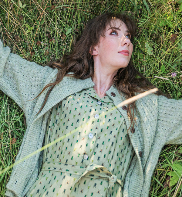 Klänning Arlom från Bric-a-brac! Krage, armbågslånga ärmar med smal manschett. Knappöppning till midjan. A-formad kjol med sneda sidofickor. Band i midjan. Pärlemorknappar.&nbsp;

Färg: Ljusgrön med skalbaggar i grönt, svart och rostrött

Material: 50% FSC EcoVero, 50% Rayon FSC EcoVero.

Skötselråd: 30 grader fintvätt. Strykes efter tvätt. 2% i längd.

Tillverkad i:&nbsp;Litauen