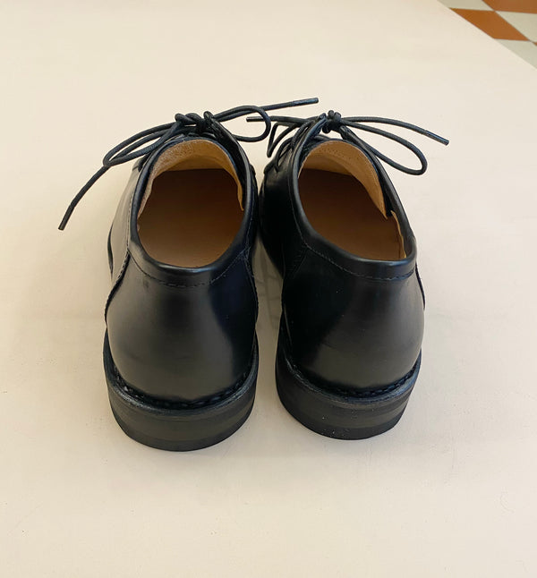 Artflex är en lågsko från det familjedrivna italienska företaget Astorflex. Artflex är en stilren och stylish sko med komfort och hantverk i fokus. Skon är tillverkad för hand i Italien av vegetabiliskt garvat läder. Lädret är mjuk och får en vacker patina med tiden.

Sulan är en flexibel och lätt gummisula som ger skön dämpning och ett bra grepp.&nbsp;

Färg: Svart

Material: Vegetabiliskt garvat mjukt läder

Foder: Vegetabiliskt garvat kalvläder

Mellansula: Vegetabiliskt garvat hårt