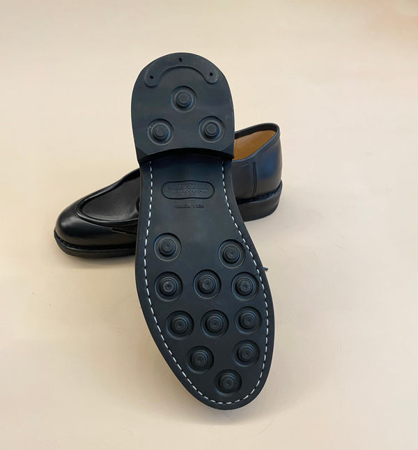Artflex är en lågsko från det familjedrivna italienska företaget Astorflex. Artflex är en stilren och stylish sko med komfort och hantverk i fokus. Skon är tillverkad för hand i Italien av vegetabiliskt garvat läder. Lädret är mjuk och får en vacker patina med tiden.

Sulan är en flexibel och lätt gummisula som ger skön dämpning och ett bra grepp.&nbsp;

Färg: Svart

Material: Vegetabiliskt garvat mjukt läder

Foder: Vegetabiliskt garvat kalvläder

Mellansula: Vegetabiliskt garvat hårt