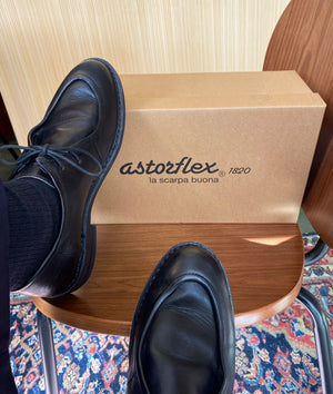 Artflex är en lågsko från det familjedrivna italienska företaget Astorflex. Artflex är en stilren och stylish sko med komfort och hantverk i fokus. Skon är tillverkad för hand i Italien av vegetabiliskt garvat läder. Lädret är mjuk och får en vacker patina med tiden.

Sulan är en flexibel och lätt gummisula som ger skön dämpning och ett bra grepp.&nbsp;

Färg: Svart

Material: Vegetabiliskt garvat mjukt läder

Foder: Vegetabiliskt garvat kalvläder

Mellansula: Vegetabiliskt garvat hårt