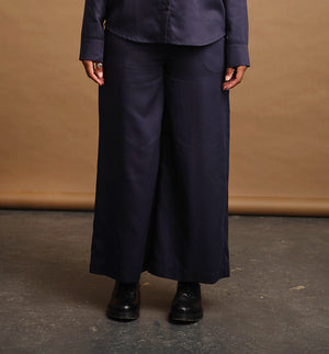 Lieblings byxor Ask i lyxig Tencel. Slät, bred linning med blixtlås, knapp, hake och hyska. Bred resår mitt bak. Fickor i sidorna.    Färg: Midnattsblå  Material: 100% Tencel