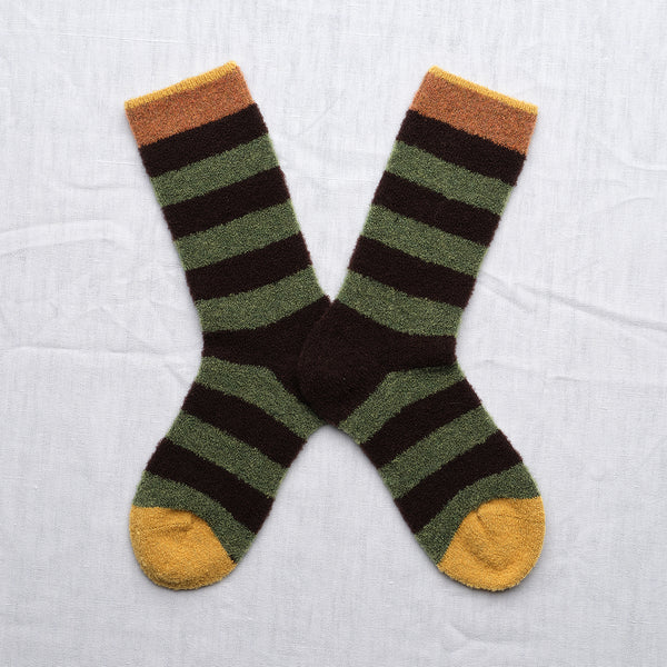 Ljuvliga ullstrumpor från franska Bonne Maison. Onesize, 36-42.&nbsp;

Färg: Randiga strumpor i svart, mörkgrönt. Kanelbrun kant och Ockrabrun tå.

Material: 62% merinoull, 37% polyamid, 1% elastan.

Skötselråd: 30 grader i ulltvätt

Tillverkad i: Portugal