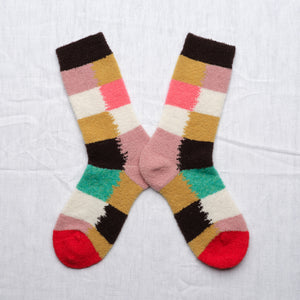 Ljuvliga ullstrumpor från franska Bonne Maison. Onesize, 36-42.&nbsp;

Färg: Rutor i svart, ockra, mintgrön, rosa och röd tå.

Material: 62% merinoull, 37% polyamid, 1% elastan.

Skötselråd: 30 grader i ulltvätt

Tillverkad i: Portugal