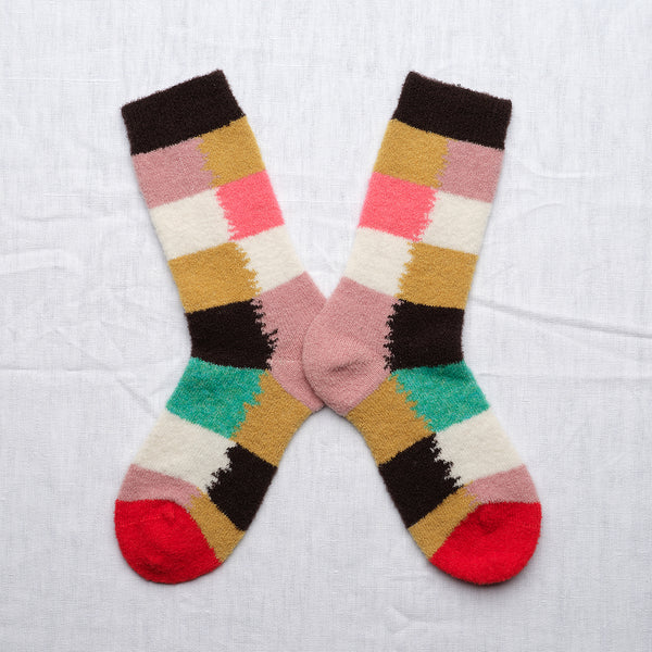 Ljuvliga ullstrumpor från franska Bonne Maison. Onesize, 36-42.&nbsp;

Färg: Rutor i svart, ockra, mintgrön, rosa och röd tå.

Material: 62% merinoull, 37% polyamid, 1% elastan.

Skötselråd: 30 grader i ulltvätt

Tillverkad i: Portugal