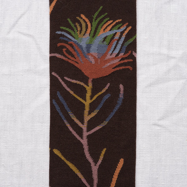 Knästrumpor från franska Bonne Maison. De är tillverkade av finaste egyptiska bomull och en dubbeltrådig elastan.

Färg: Blomma i rost, blågrå på mörkbrun botten med kornblå tå.

Material: 90% bomull, 8% polyamid, 2% elastan

Skötselråd: 30/40 grader

Tillverkad i: Frankrike