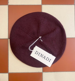 En enkelstickad basker med ribbstickad kant. Handstickad i extra fin merinoull.

Handstickad på 7 timmar av kvinnor direkt anställda av DINADI i Katmandu, Nepal. DINADI kontrollerar produktionsprocessen från början till slut för att maximera transparens och social påverkan.

Färg: Vinröd

Material: Tillverkad av 100 % extra fin merinoull 