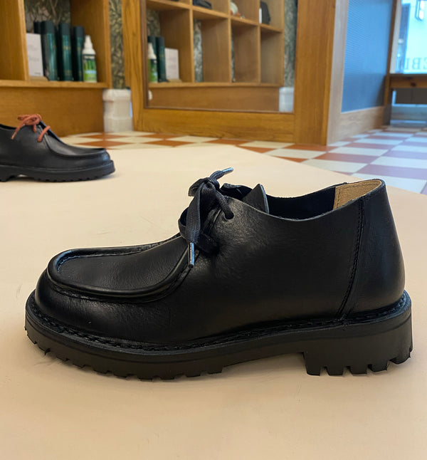 Beenflex är en snörsko från det familjedrivna italienska företaget Astorflex. Ovandel i svart skinn, löstagbar innersula i skinn, grovmönstrad sula. Två skosnören medföljer, ett rost/svart och ett svart. Beenflex är tillverkad med komfort och hantverk i fokus. Skon är tillverkad för hand i Italien av vegetabiliskt garvat läder. Lädret är mjuk och får en vacker patina med tiden.&nbsp;

Färg: Svart

Material:&nbsp;

Ovandel: Vegetabiliskt garvat läde