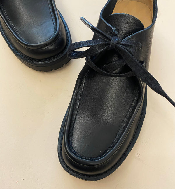 Beenflex är en snörsko från det familjedrivna italienska företaget Astorflex. Ovandel i svart skinn, löstagbar innersula i skinn, grovmönstrad sula. Två skosnören medföljer, ett rost/svart och ett svart. Beenflex är tillverkad med komfort och hantverk i fokus. Skon är tillverkad för hand i Italien av vegetabiliskt garvat läder. Lädret är mjuk och får en vacker patina med tiden.&nbsp;

Färg: Svart

Material:&nbsp;

Ovandel: Vegetabiliskt garvat läde