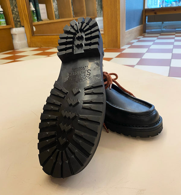 Beenflex är en snörsko från det familjedrivna italienska företaget Astorflex. Ovandel i svart skinn, löstagbar innersula i skinn, grovmönstrad sula. Två skosnören medföljer, ett rost/svart och ett svart. Beenflex är tillverkad med komfort och hantverk i fokus. Skon är tillverkad för hand i Italien av vegetabiliskt garvat läder. Lädret är mjuk och får en vacker patina med tiden.&nbsp;

Färg: Svart

Material:&nbsp;

Ovandel: Vegetabiliskt garvat läde
