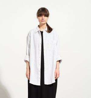 skjorta Billie! Med inspiration av klassisk herrskjorta har Billie långa ärmar, manschett med två knappar, bröstficka, ok och veck i ryggen. Sydd i en rutig skön bomull- och modalblandning från Portugal.&nbsp;

Färg: Vit, svart och gul

Material: 80% bomull, 20% modal från Portugal.