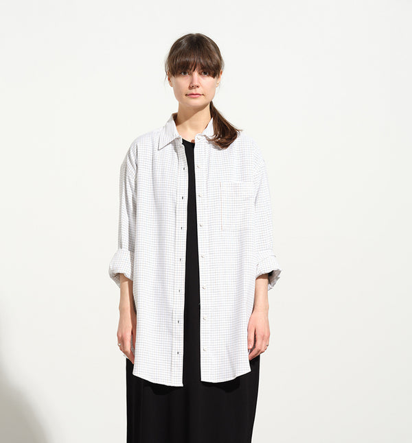 skjorta Billie! Med inspiration av klassisk herrskjorta har Billie långa ärmar, manschett med två knappar, bröstficka, ok och veck i ryggen. Sydd i en rutig skön bomull- och modalblandning från Portugal.&nbsp;

Färg: Vit, svart och gul

Material: 80% bomull, 20% modal från Portugal.