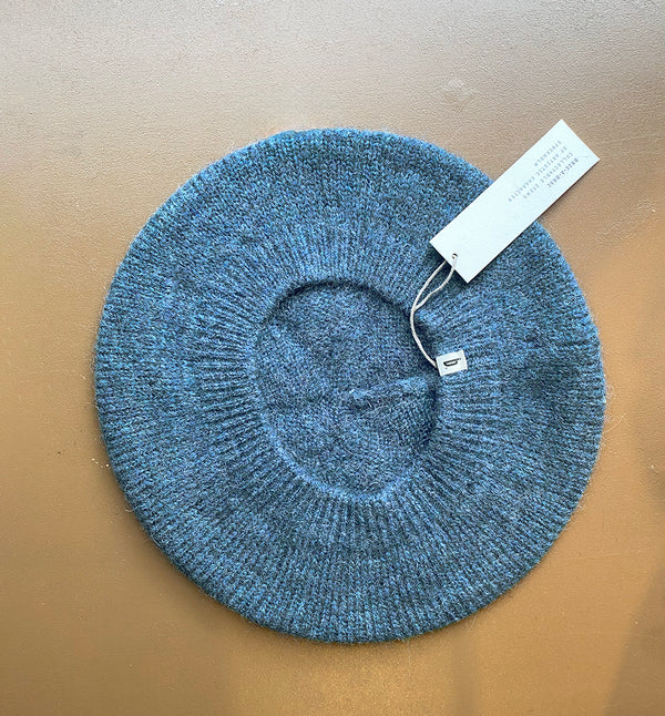 Stickad basker i mjukaste ullblandning från Bric-a-brac.&nbsp;

Färg: Teal

Material: 50% Alpacka, 22% ull, 28% polyamid.

Skötselråd: Handtvätt

Tillverkad i: Italien