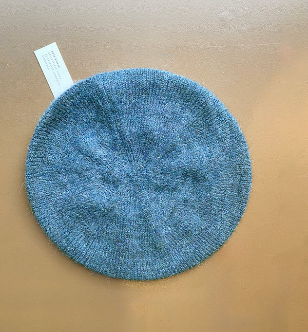 Stickad basker i mjukaste ullblandning från Bric-a-brac.&nbsp;

Färg: Teal

Material: 50% Alpacka, 22% ull, 28% polyamid.

Skötselråd: Handtvätt

Tillverkad i: Italien