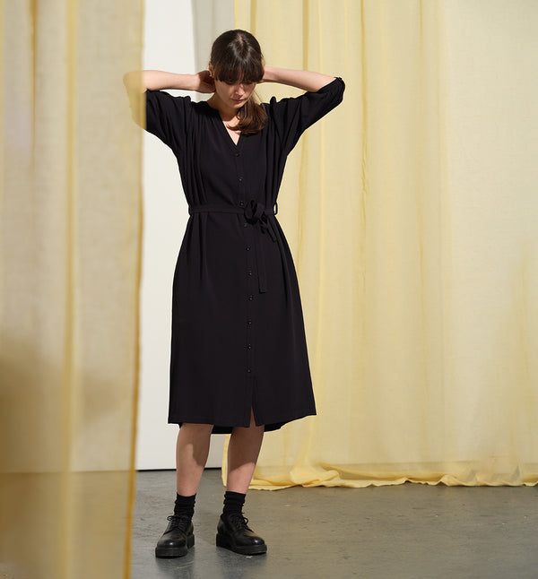  klänning Bonnie! Bonnie är en smula countryinspirerad i modellen. V-ringad, puffiga ärmar, fickor i sidorna och band att knyta i midjan. Rundat ok bak. Armbågslång ärm med smal manschett med en knapp. Svarta knappar mitt fram.&nbsp;

Färg: Riktigt mörkblå, nästan svart

Material: 100% viskos

Materialursprung:&nbsp;Detta tyg kommer från Italien.&nbsp;Deadstocktyg 