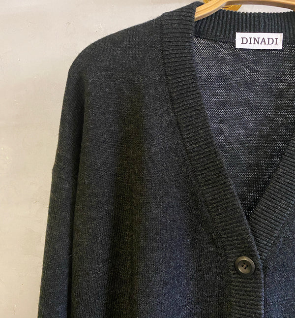 Boxig kofta i lyxig merionoull från Dinadi. V-ringad,&nbsp;hornknappar och ribbade muddar.

Färg: Onyx grå

Material: Tillverkad av 100 % extra fin merinoull