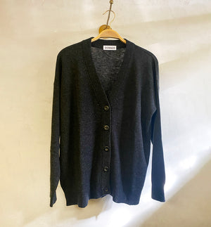 Boxig kofta i lyxig merionoull från Dinadi. V-ringad,&nbsp;hornknappar och ribbade muddar.

Färg: Onyx grå

Material: Tillverkad av 100 % extra fin merinoull