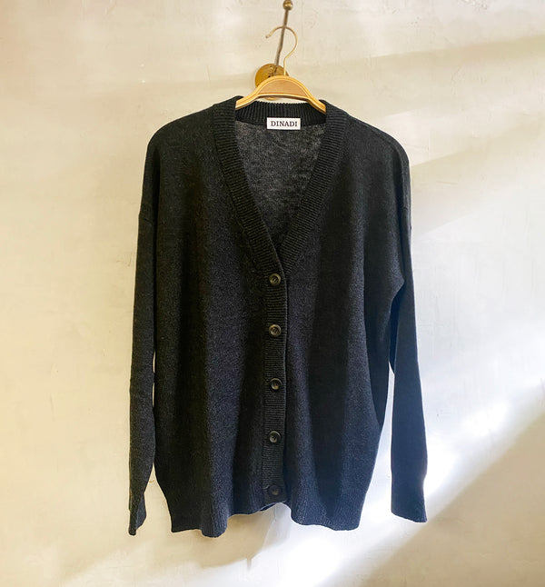 Boxig kofta i lyxig merionoull från Dinadi. V-ringad,&nbsp;hornknappar och ribbade muddar.

Färg: Onyx grå

Material: Tillverkad av 100 % extra fin merinoull