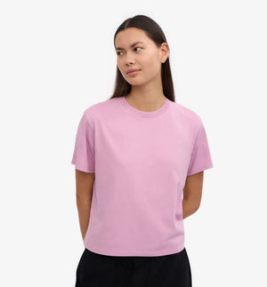 Ekologisk t-shirt i boxig och lite kortare modell från Colorful standard. Förtvättad.

Färg: Körsbärsblom / Cherry Blossom

Material: 100 % ekologisk bomull

Certifierad med:&nbsp; Miljövänlig färg - Oeko-Tex®, PETA Approved Vegan

Tillverkad i: Portugal