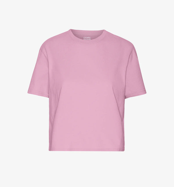 Ekologisk t-shirt i boxig och lite kortare modell från Colorful standard. Förtvättad.

Färg: Körsbärsblom / Cherry Blossom

Material: 100 % ekologisk bomull

Certifierad med:&nbsp; Miljövänlig färg - Oeko-Tex®, PETA Approved Vegan

Tillverkad i: Portugal