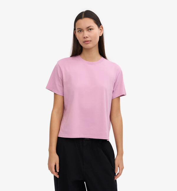 Ekologisk t-shirt i boxig och lite kortare modell från Colorful standard. Förtvättad.

Färg: Körsbärsblom / Cherry Blossom

Material: 100 % ekologisk bomull

Certifierad med:&nbsp; Miljövänlig färg - Oeko-Tex®, PETA Approved Vegan

Tillverkad i: Portugal