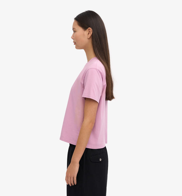 Ekologisk t-shirt i boxig och lite kortare modell från Colorful standard. Förtvättad.

Färg: Körsbärsblom / Cherry Blossom

Material: 100 % ekologisk bomull

Certifierad med:&nbsp; Miljövänlig färg - Oeko-Tex®, PETA Approved Vegan

Tillverkad i: Portugal