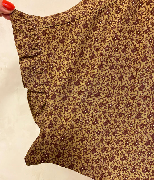 Topp Millefiori från Bric-a-brac. Kortärmad med liten volang vid ärmslut och krage. Rynkad mitt fram.&nbsp;

Färg: Vinröda blommor på beige botten

Material: 100% EcoVero

Skötselråd: 30 grader fintvätt. Strykes efter tvätt.&nbsp;

Tillverkad i: Italien
