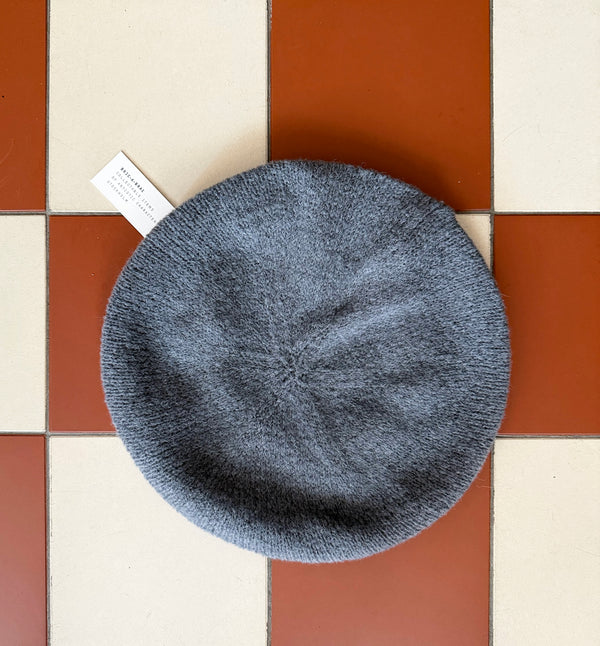 Ribbstickad basker i mjukaste ullblandning från Bric-a-brac.&nbsp;

Färg: Grå

Material: 51 % alpacka, 22 % ull, 25 % polyamid, 2 % elastan.

Skötselråd: 30 °C, ullprogram. Forma till rätt form i vått tillstånd.

Tillverkad i: Italien