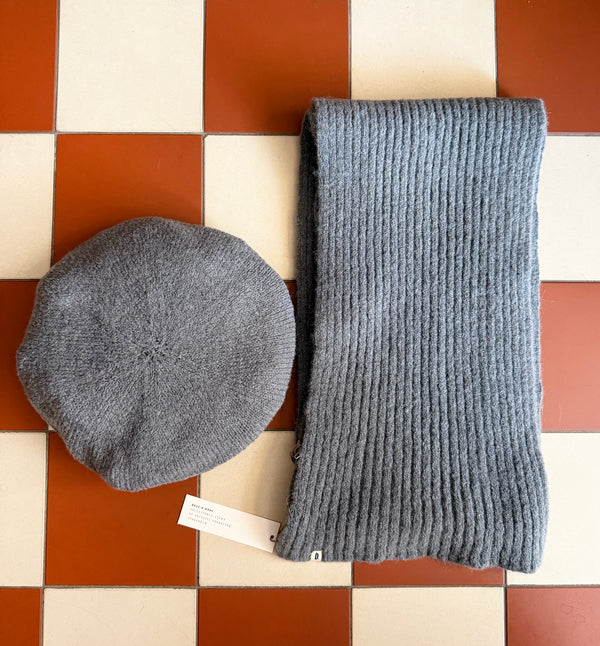 Ribbstickad basker i mjukaste ullblandning från Bric-a-brac.&nbsp;

Färg: Grå

Material: 51 % alpacka, 22 % ull, 25 % polyamid, 2 % elastan.

Skötselråd: 30 °C, ullprogram. Forma till rätt form i vått tillstånd.

Tillverkad i: Italien