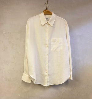 Oversized linneskjorta från Colorful standard. Förtvättad.

Färg: Elfenbensvit&nbsp;

Material: 100 % linne från Portugal

Certifierad med:&nbsp; Miljövänlig färg - Oeko-Tex®, PETA Approved Vegan

Tillverkad i: Portugal