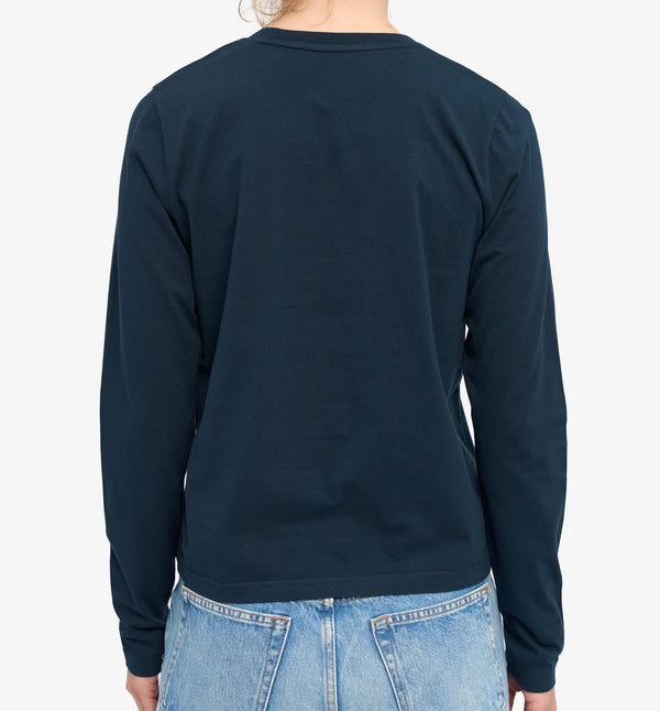 Långärmad t-shirt från Colorful standard i ekologisk bomull. Klassisk och avslappnad passform.

Färg: Marinblå

Material: 100 % ekologisk bomull.

Certifierad med:&nbsp; Miljövänlig färg - Oeko-Tex®, PETA Approved Vegan

Tillverkad i: Portugal