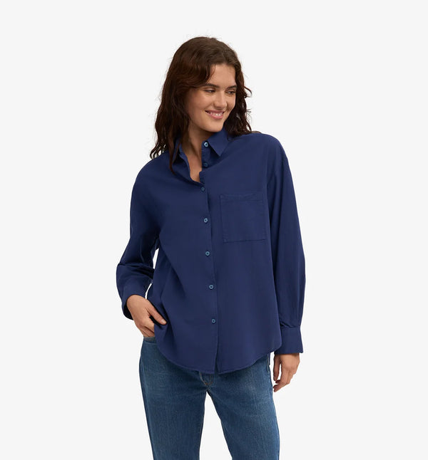 Oversized skjorta&nbsp;från Colorful standard i ekologisk bomull. Förtvättad.

Färg: Marinblå

Material:&nbsp;100 % ekologisk bomull

Certifierad med:&nbsp; Miljövänlig färg - Oeko-Tex®, PETA Approved Vegan

Tillverkad i: Portugal