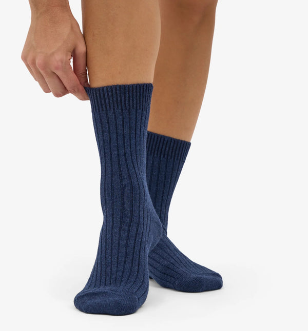 Ullsockor från Colorful Standard. I en kraftig merinoblandning gjord av återvunna fibrer. Förtvättade.&nbsp;

Färg: Marinblå

Material: 58% återvunnen italiensk extra fin merinoull, 27% ekologisk bomull, 14% polyamid,1% elastane.

Miljövänligt färgat garn - Oeko-Tex®
Global Recycled Standard (GRS)

Skötselråd: Ulltvätt

Tillverkade i: Portugal