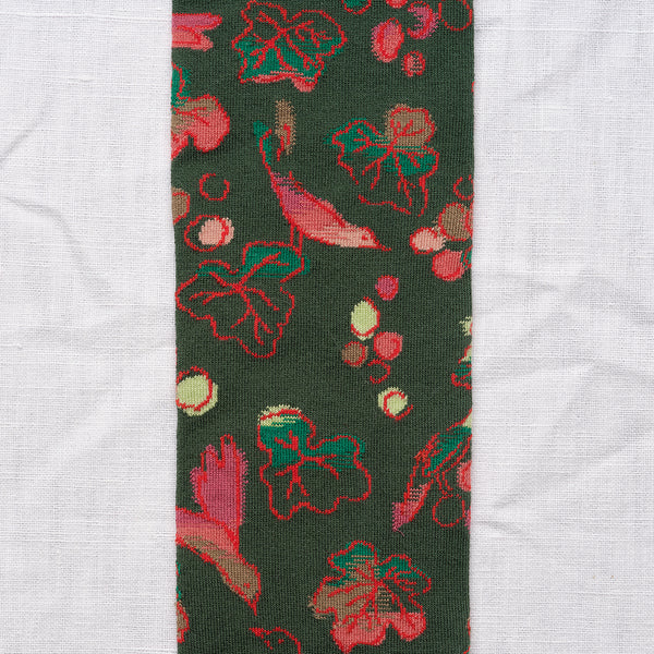 Knästrumpor från franska Bonne Maison. De är tillverkade av finaste egyptiska bomull och en dubbeltrådig elastan.

Färg: Mönster i rött och rosa på mörkgrön botten med ljusrosa tå.

Material: 90% bomull, 8% polyamid, 2% elastan

Skötselråd: 30/40 grader

Tillverkad i: Frankrike