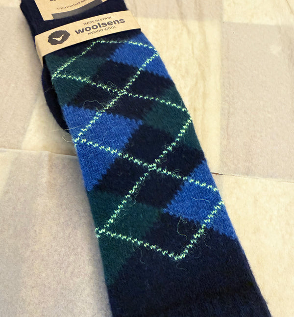 Knästrumpor i merinoull från Woolsens i klassiskt argyle-mönster.

Färg: Mörkblå, blå, mörkgrön, ljusgrön.

Material: 70% merinoull, 27% polyamid,3% elastan.

Skötselråd: Ulltvätt

Tillverkade i: Spanien