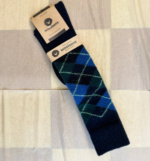 Knästrumpor i merinoull från Woolsens i klassiskt argyle-mönster.

Färg: Mörkblå, blå, mörkgrön, ljusgrön.

Material: 70% merinoull, 27% polyamid,3% elastan.

Skötselråd: Ulltvätt

Tillverkade i: Spanien