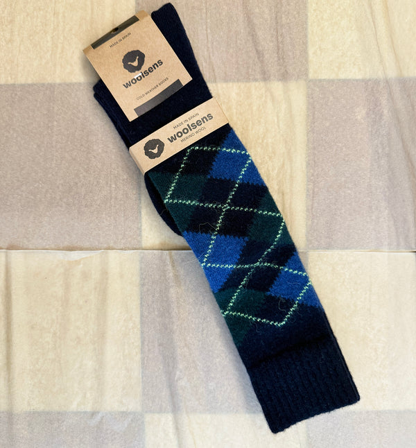 Knästrumpor i merinoull från Woolsens i klassiskt argyle-mönster.

Färg: Mörkblå, blå, mörkgrön, ljusgrön.

Material: 70% merinoull, 27% polyamid,3% elastan.

Skötselråd: Ulltvätt

Tillverkade i: Spanien