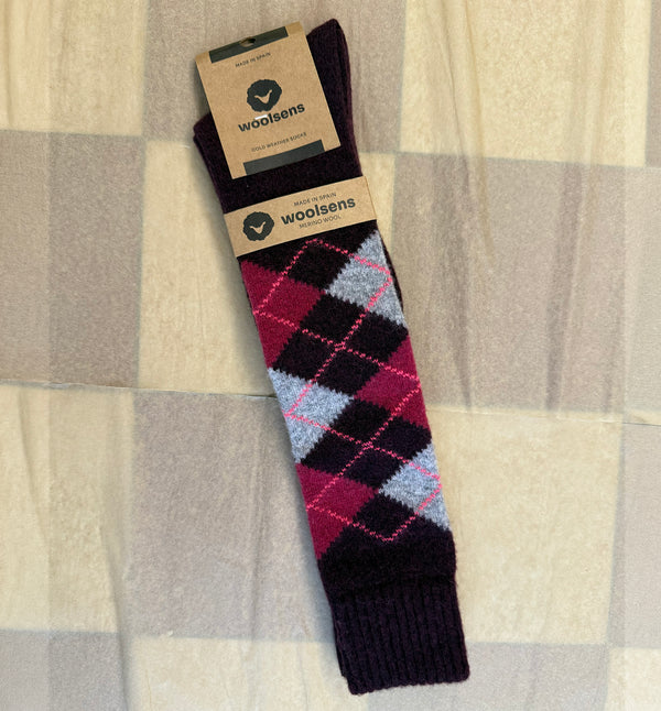 Knästrumpor i merinoull från Woolsens i klassiskt argyle-mönster.

Färg: Burgundy

Material: 70% merinoull, 27% polyamid,3% elastan.

Skötselråd: Ulltvätt

Tillverkade i: Spanien