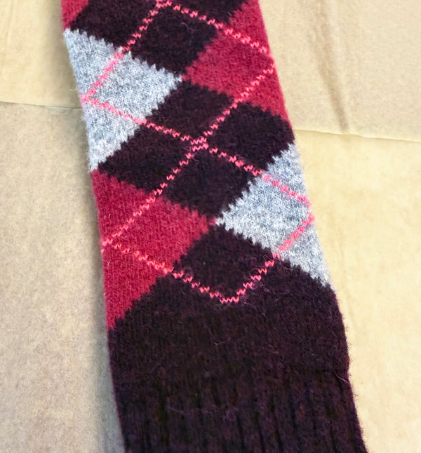 Knästrumpor i merinoull från Woolsens i klassiskt argyle-mönster.

Färg: Burgundy

Material: 70% merinoull, 27% polyamid,3% elastan.

Skötselråd: Ulltvätt

Tillverkade i: Spanien