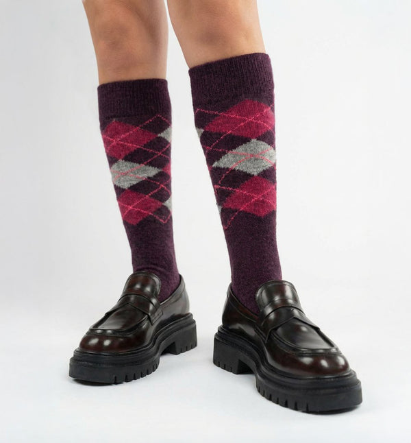 Knästrumpor i merinoull från Woolsens i klassiskt argyle-mönster.

Färg: Burgundy

Material: 70% merinoull, 27% polyamid,3% elastan.

Skötselråd: Ulltvätt

Tillverkade i: Spanien